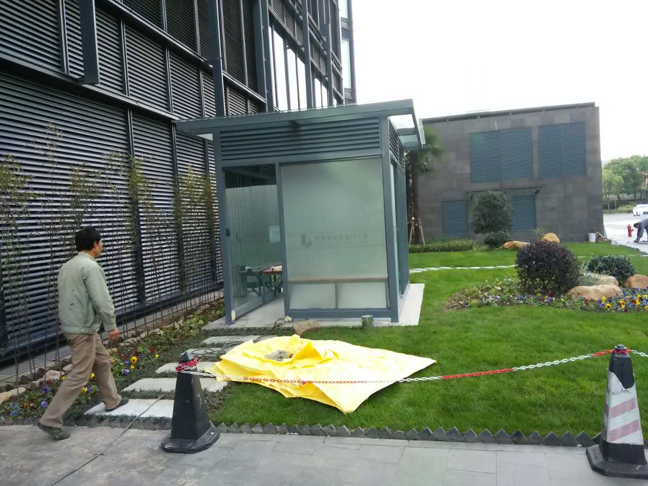 發(fā)貨通知:南通吸煙亭正在安裝